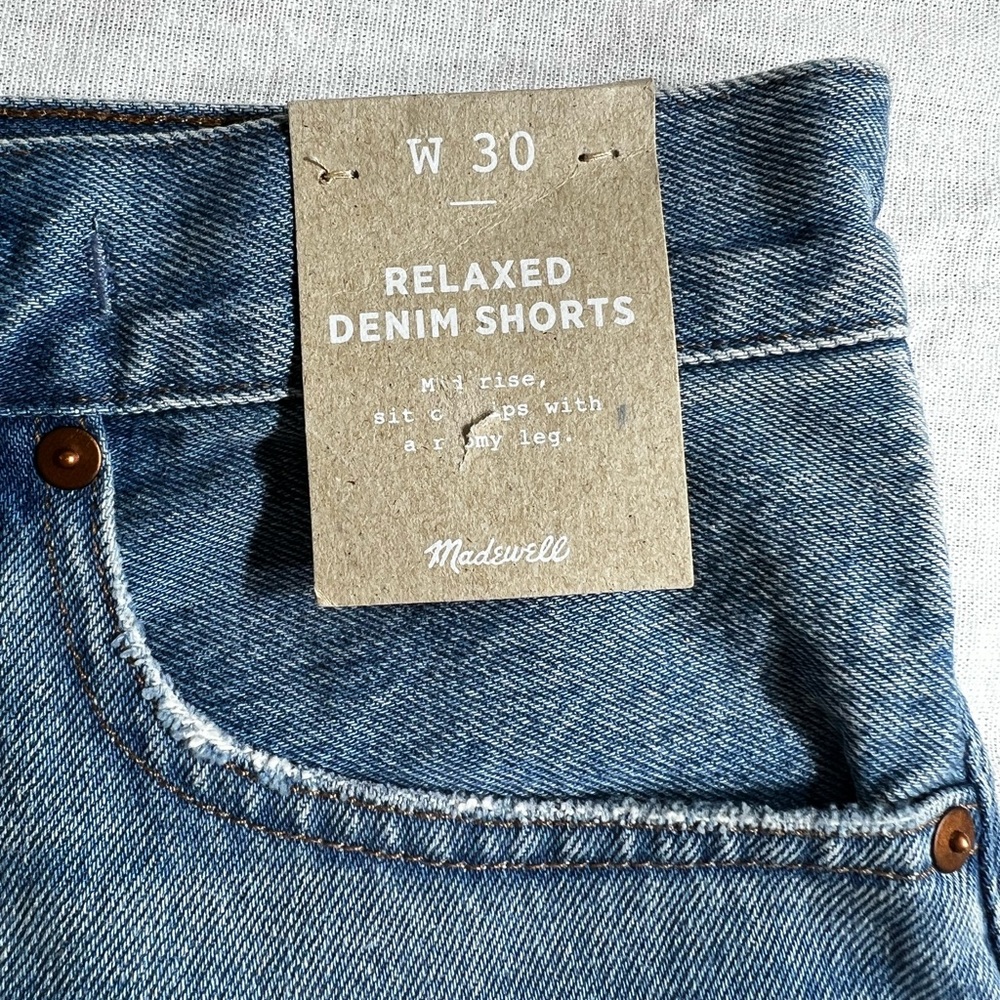 New Madewell mid rise sits on hips with a roomy leg size W 30 3 inch inseam. NWT - Picture 2 of 8